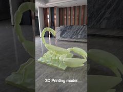 La scultura dello scorpione in bronzo presenta un design realistico e maestoso