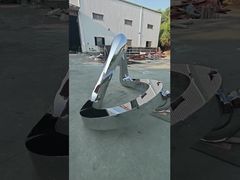 Questa scultura astratta e aerodinamica in acciaio inossidabile adotta una lucidatura a specchio di alto livello