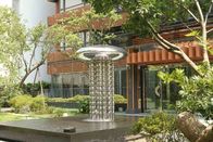 Grande scultura all'aperto del giardino moderno, superficie della fontana dell'acciaio inossidabile lucidata