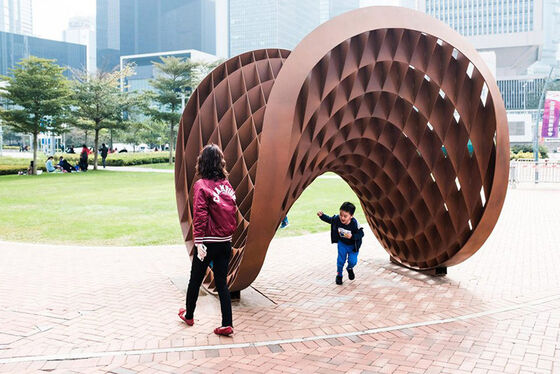 Grande scultura di metallo pubblica all'aperto, punto di riferimento della città per la decorazione urbana