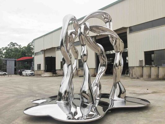 Scultura astratta in metallo e acciaio inossidabile con finitura a specchio personalizzata, altezza 2,5 m, per decorazione da giardino