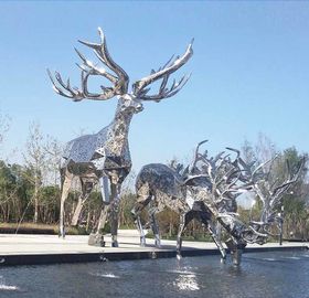 L'animale contemporaneo del metallo scolpisce le statue dei cervi del giardino per la decorazione pubblica